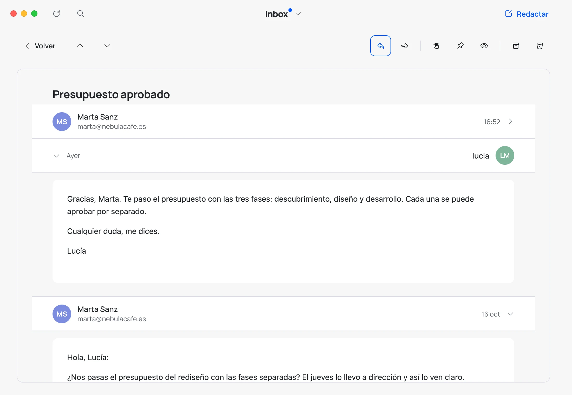 Una conversación con Marta: su último correo plegado arriba, debajo tu respuesta con tu avatar a la derecha y, más abajo, su primer correo.