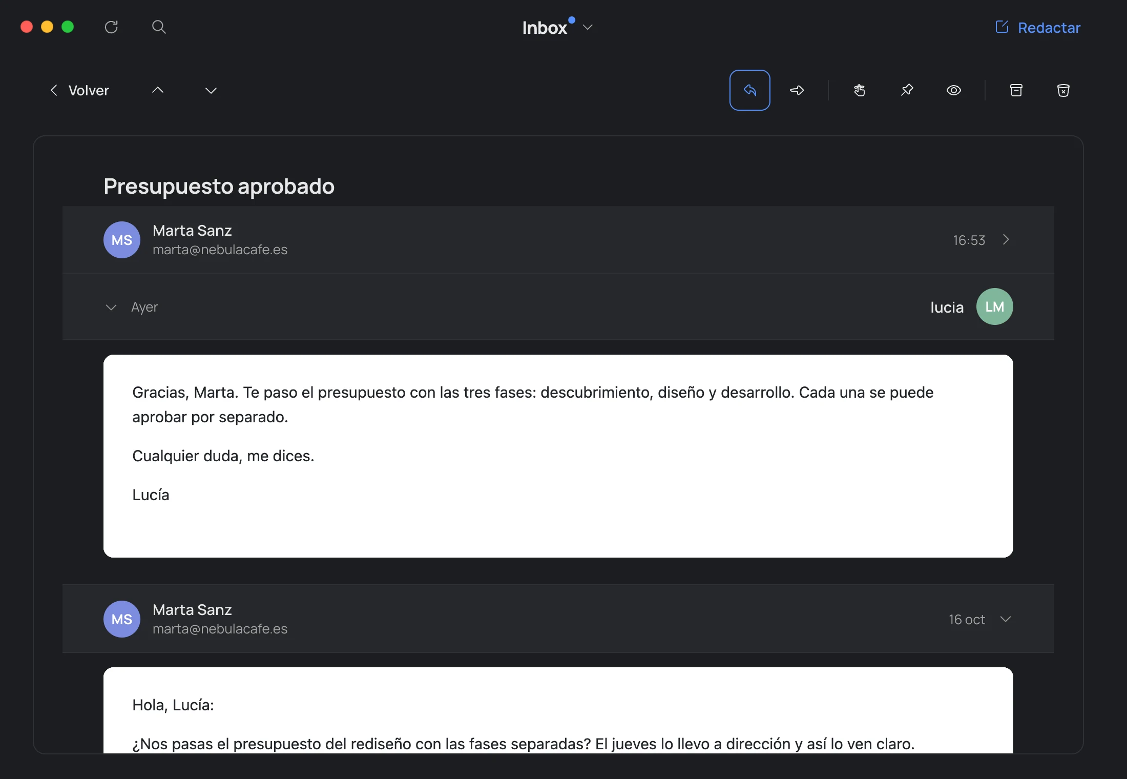 Una conversación con Marta: su último correo plegado arriba, debajo tu respuesta con tu avatar a la derecha y, más abajo, su primer correo.
