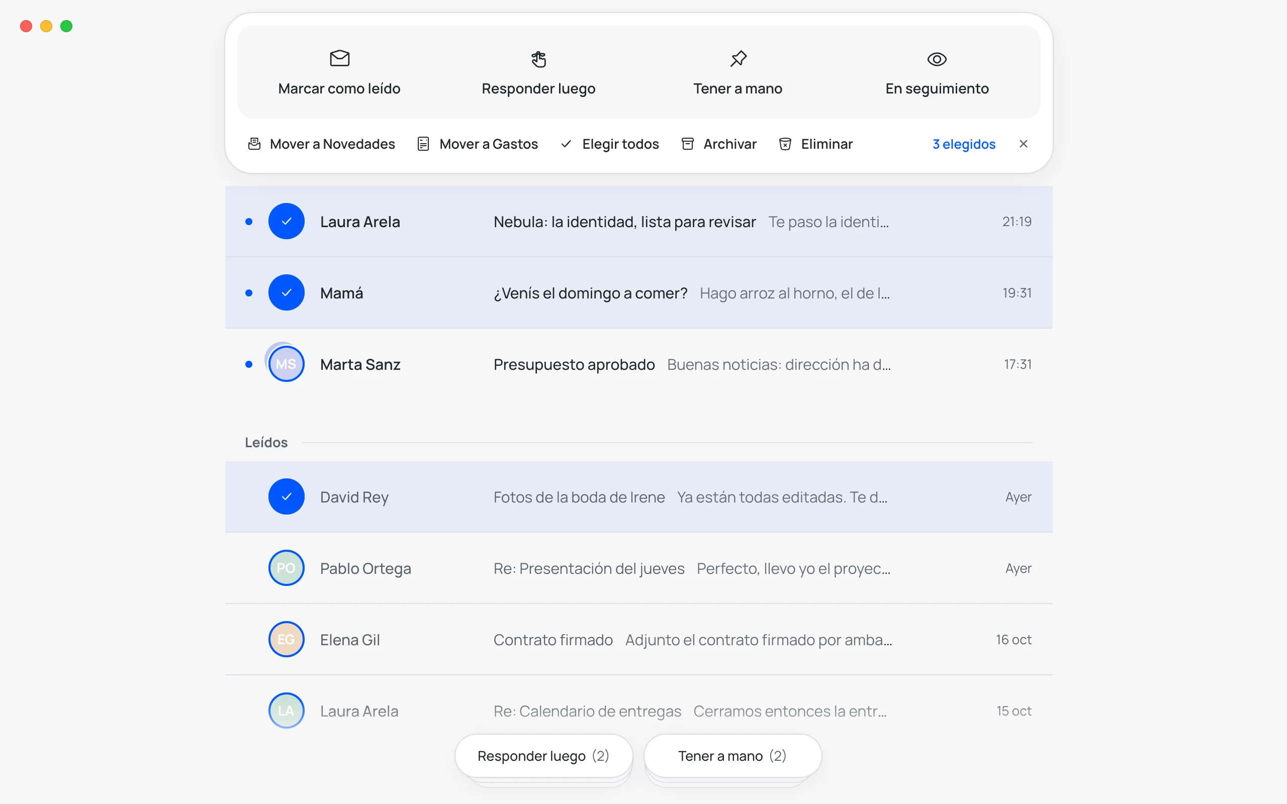 Tres correos elegidos en el Inbox, con un check azul en su avatar; arriba, el panel para marcarlos como leídos, llevarlos a una pila, moverlos, archivarlos o eliminarlos.