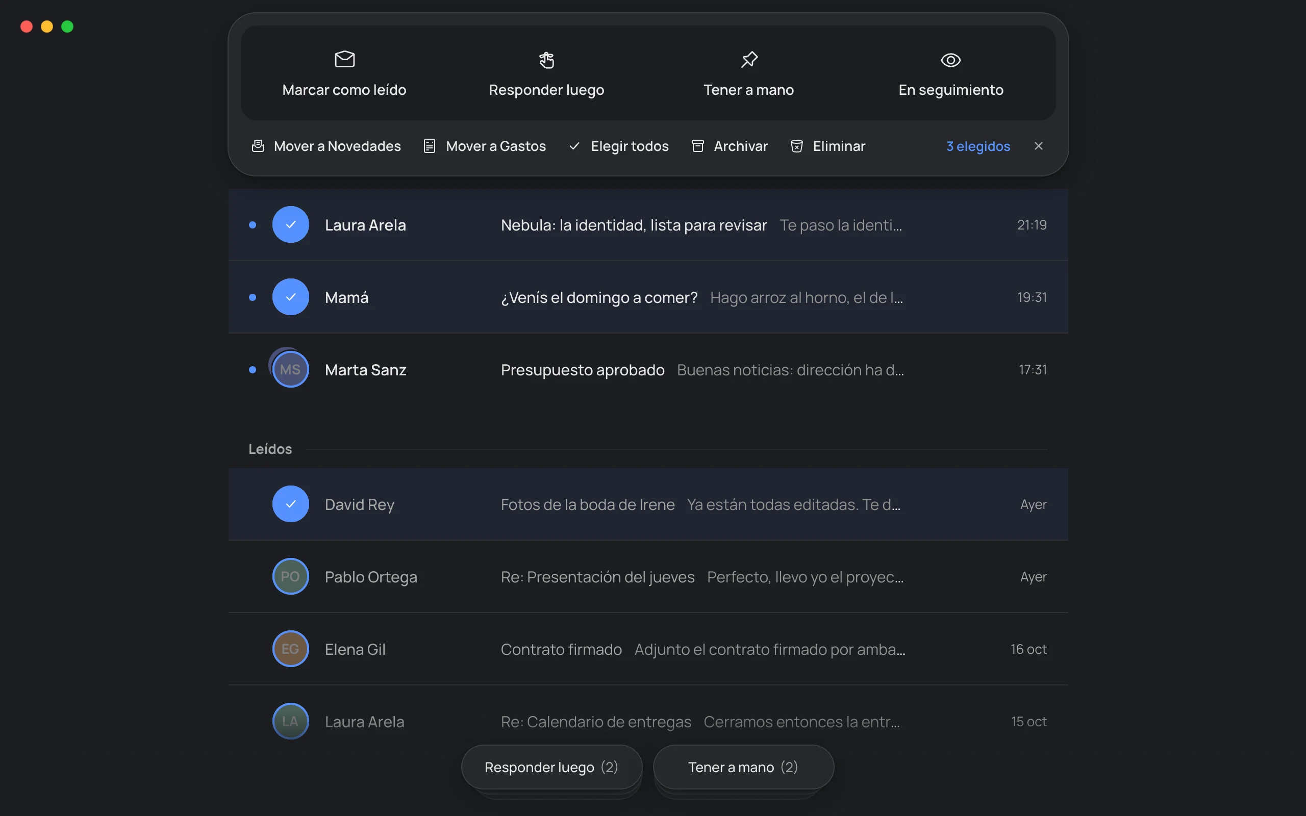 Tres correos elegidos en el Inbox, con un check azul en su avatar; arriba, el panel para marcarlos como leídos, llevarlos a una pila, moverlos, archivarlos o eliminarlos.