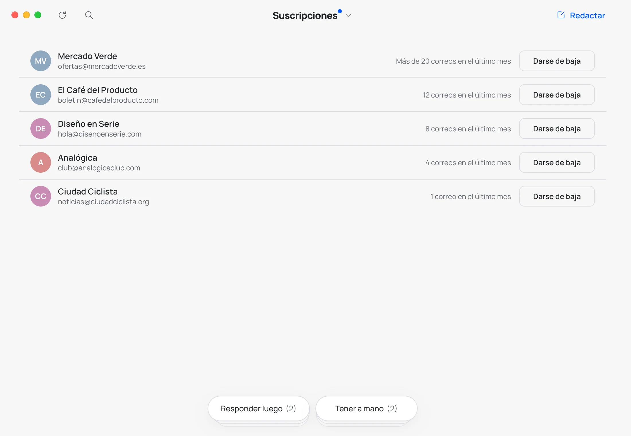 Suscripciones: cinco listas, de la que más escribe a la que menos, cada una con los correos que ha mandado en el último mes y el botón Darse de baja.