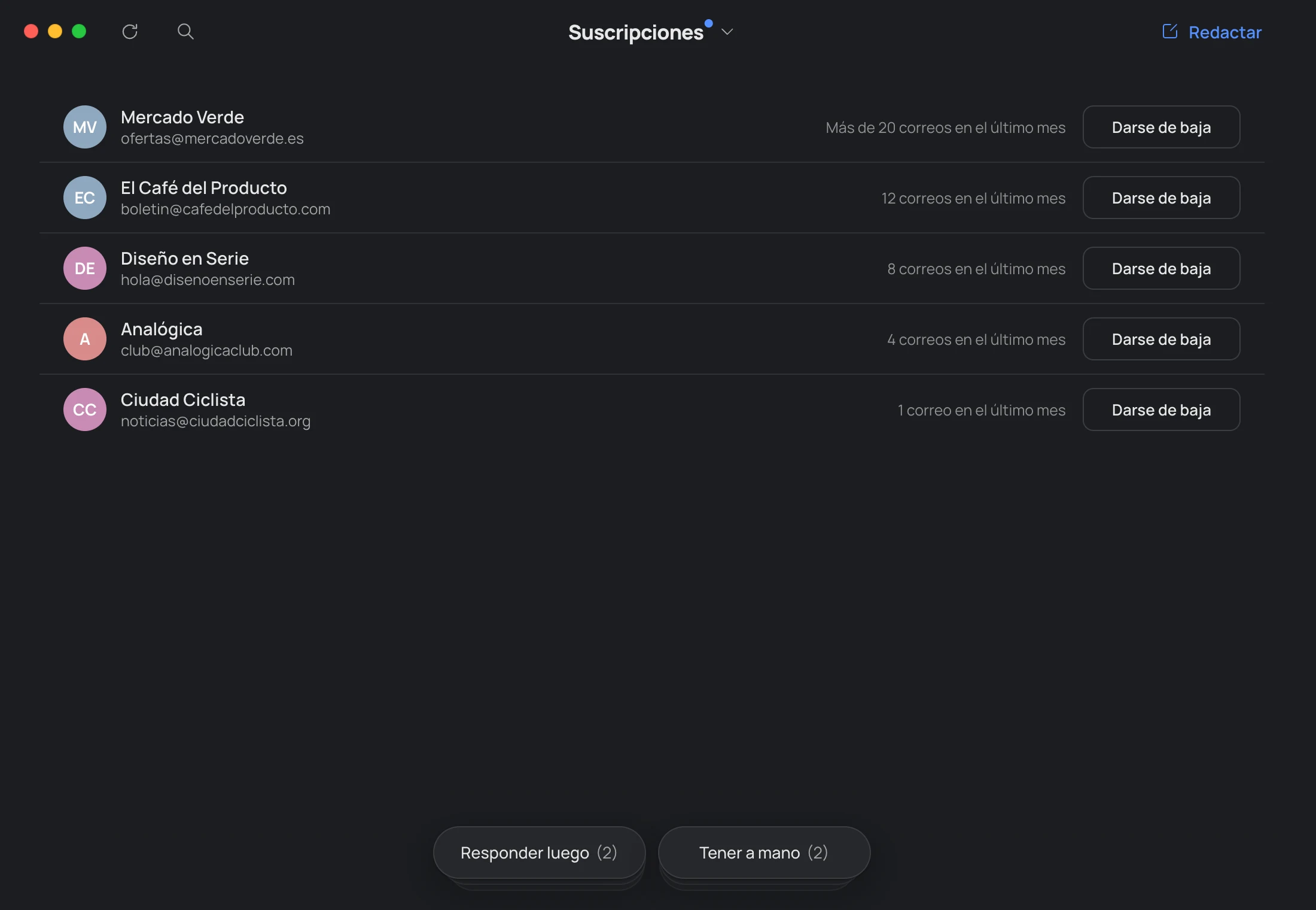 Suscripciones: cinco listas, de la que más escribe a la que menos, cada una con los correos que ha mandado en el último mes y el botón Darse de baja.